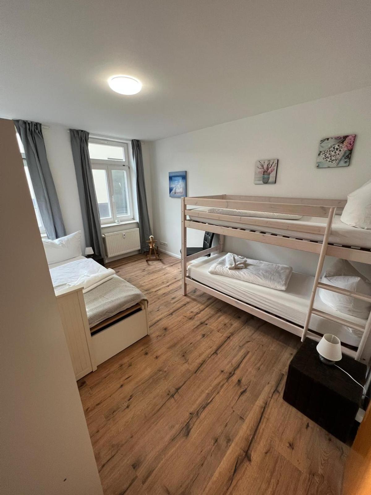 Bernstein Ruhig, Familienfreundlich Mit Garten * Rostock